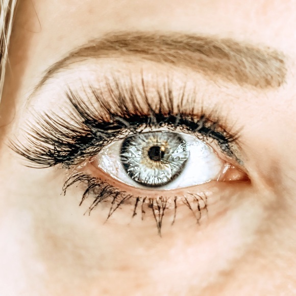 Magnetic liner and lashes! - Picture 3 of 5